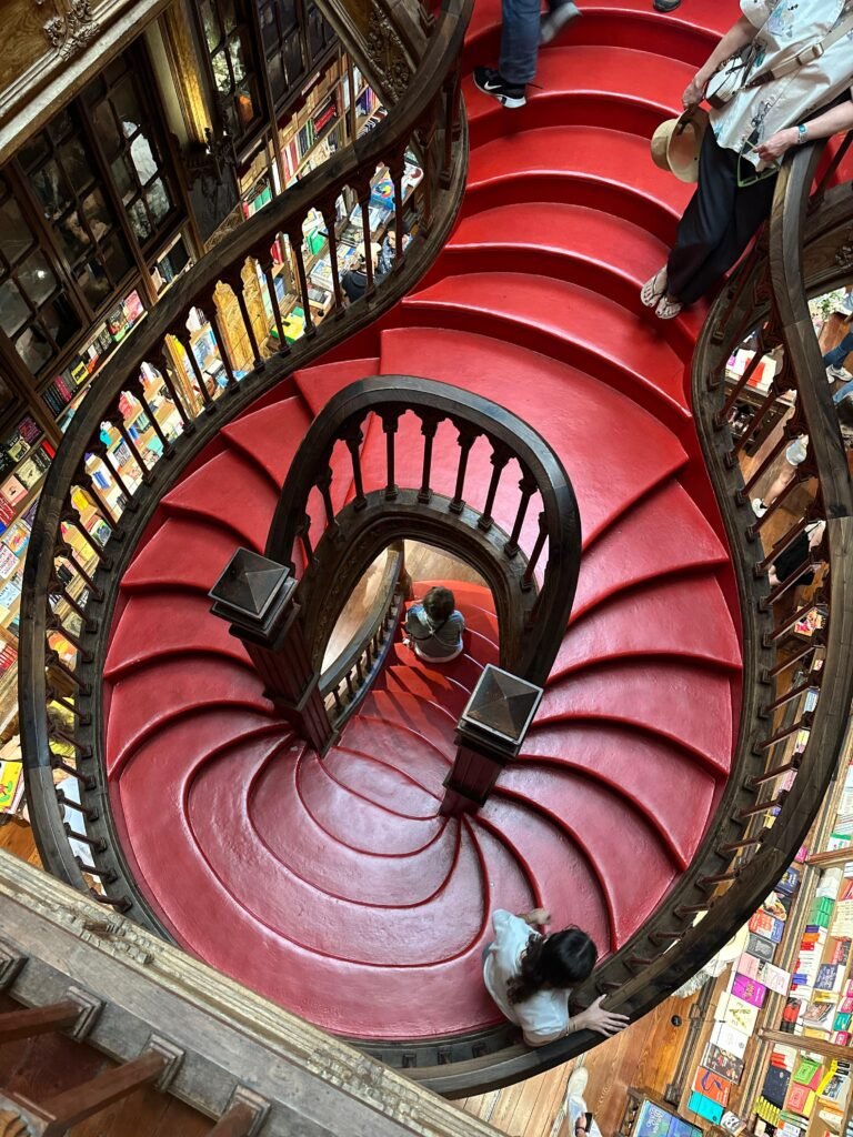Fotografia autoral da Livraria Lello no Porto, uma das bibliotecas fascinantes da curadoria Élevé.