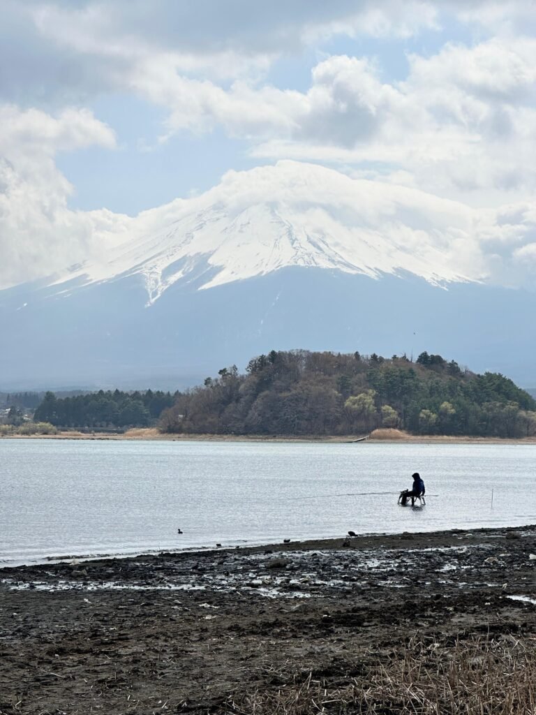 Pescador aos pés do Monte Fuji durante nossa experiência de viagem Japão com a Élevé Society