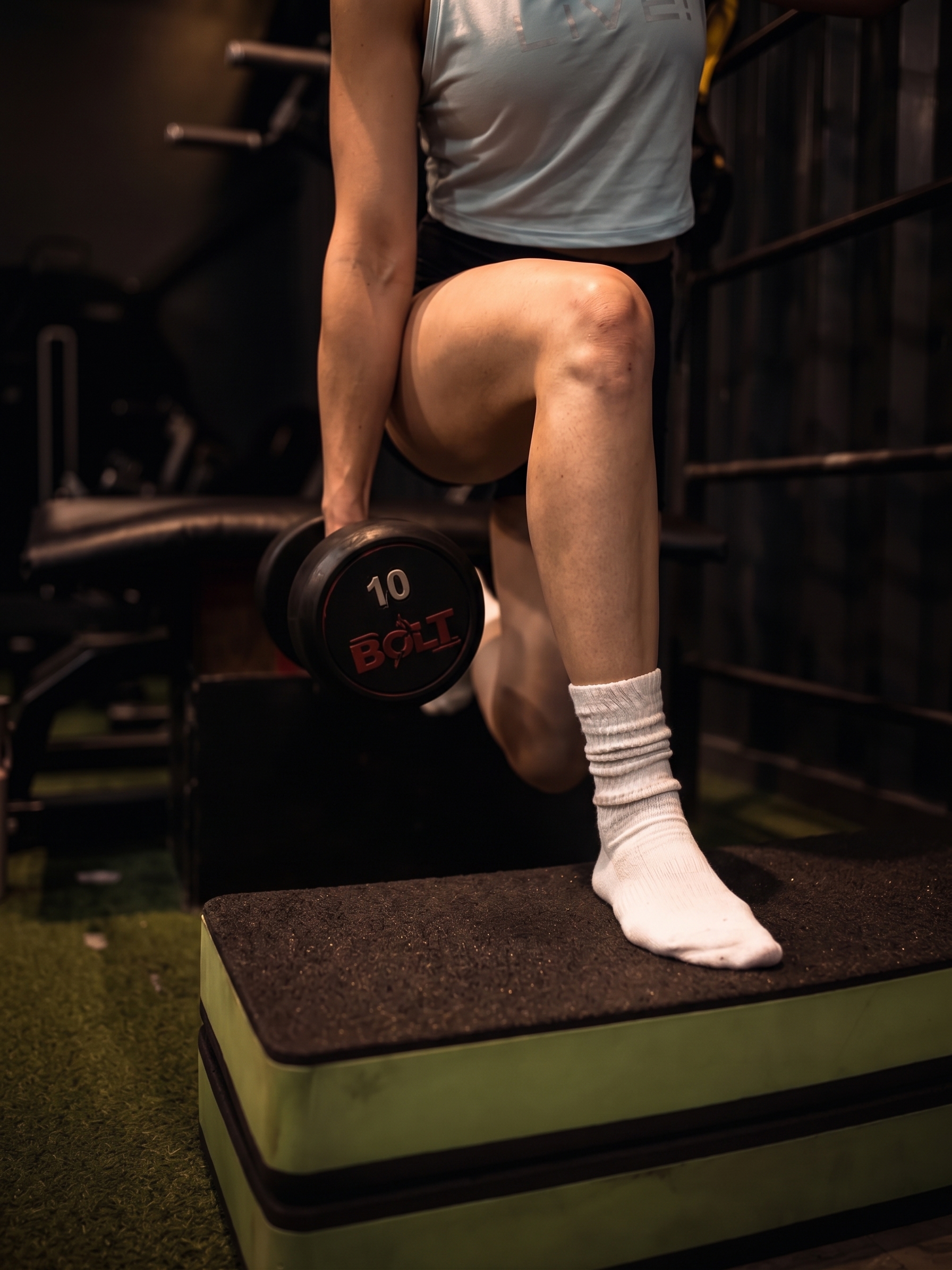 Detalhe de treino híbrido — força e movimento
