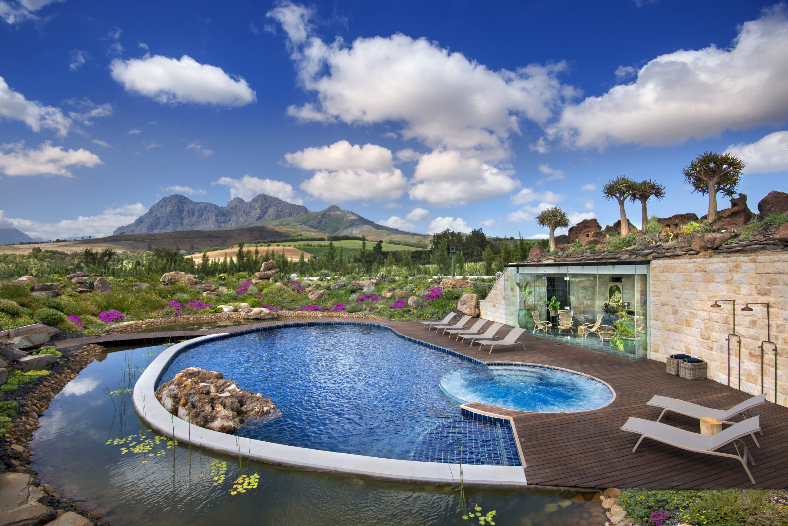 Piscina com vista panorâmica para as montanhas do Cape Winelands, África do Sul