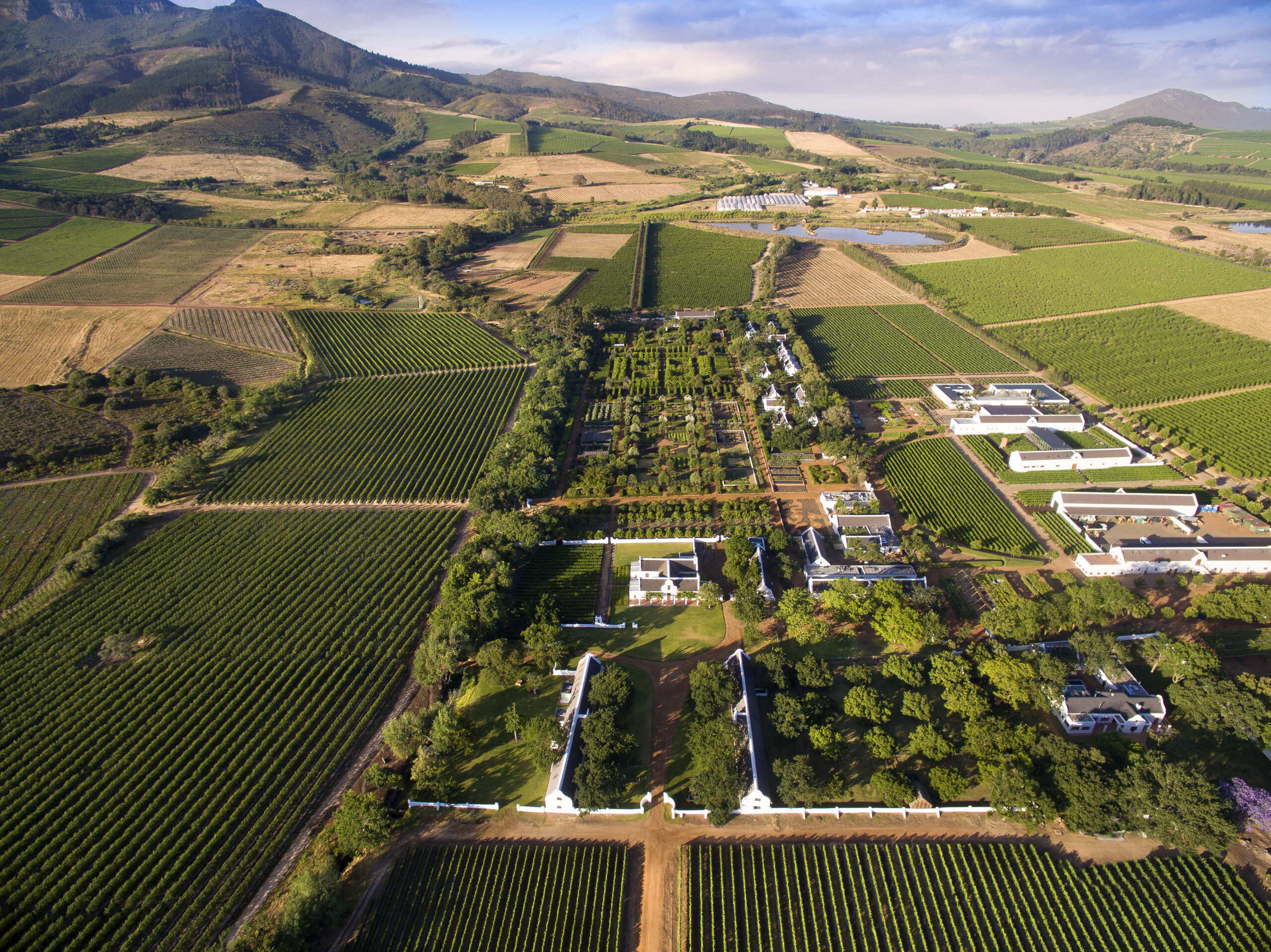 Vista aérea dos jardins e fazenda no Vale Franschhoek, Cape Winelands, África do Sul