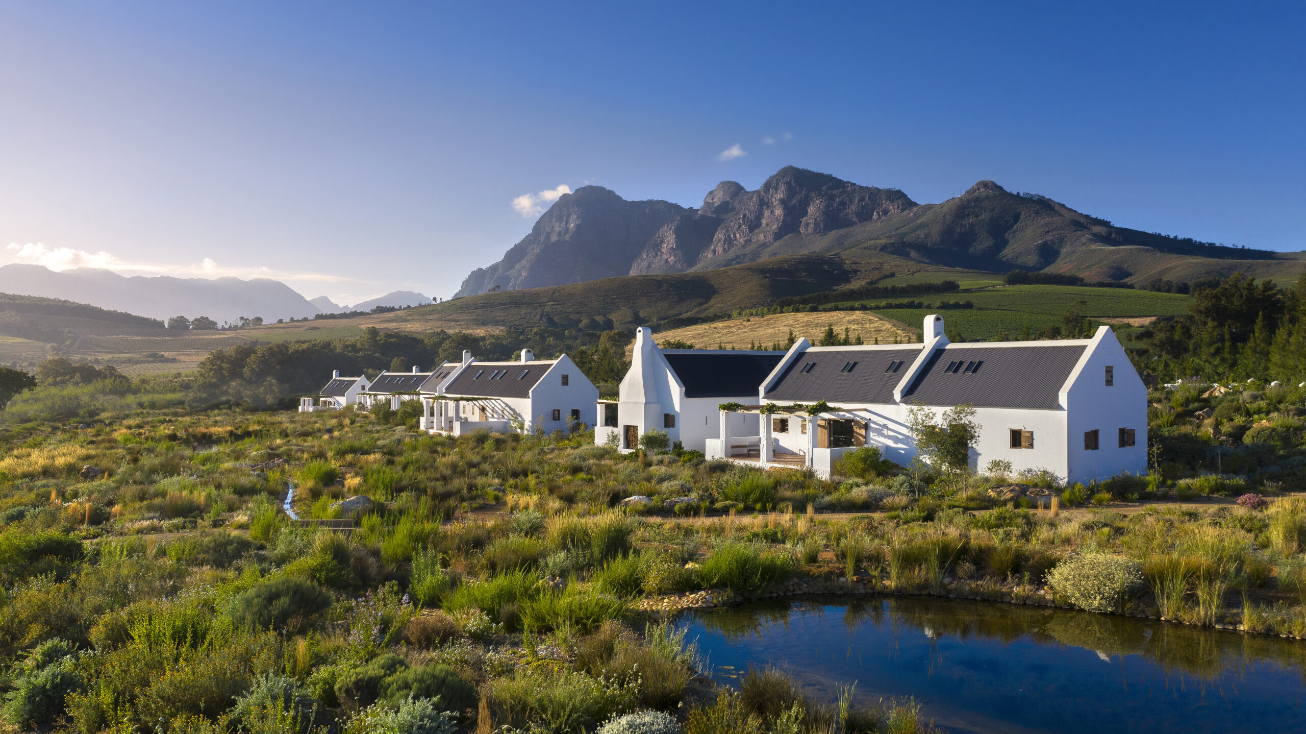 Fynbos Cottages do Babylonstoren hotel com vista para as montanhas de Franschhoek, África do Sul